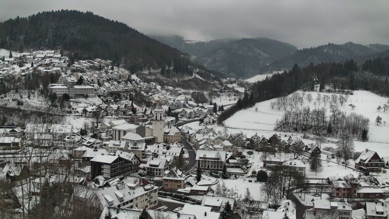 Dieses Bild zeigt eine Webcam-Aufnahme von Ottenhöfen, aufgenommen am Dienstag, den 06.01.2026 um 13:10 Uhr