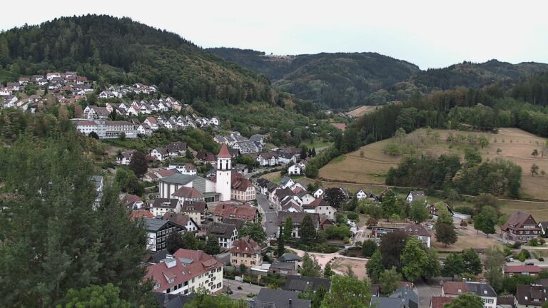 Dieses Bild zeigt eine Webcam-Aufnahme von Ottenhöfen, aufgenommen am Freitag, den 21.08.2026 um 08:00 Uhr