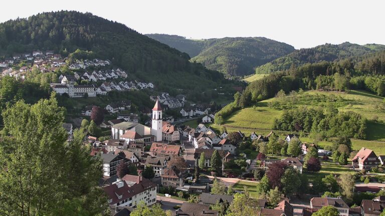 Dieses Bild zeigt eine Webcam-Aufnahme von Ottenhöfen, aufgenommen am Sonntag, den 10.05.2026 um 07:50 Uhr