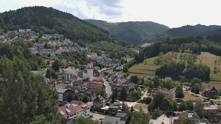 Dieses Bild zeigt eine Webcam-Aufnahme von Ottenhöfen, aufgenommen am Sonntag, den 19.07.2026 um 13:50 Uhr