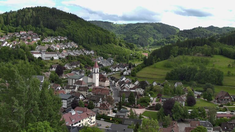 Dieses Bild zeigt eine Webcam-Aufnahme von Ottenhöfen, aufgenommen am Dienstag, den 19.05.2026 um 17:00 Uhr