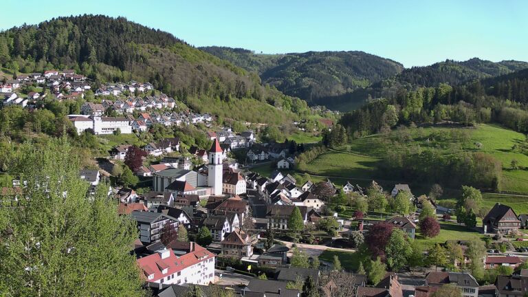 Dieses Bild zeigt eine Webcam-Aufnahme von Ottenhöfen, aufgenommen am Sonntag, den 26.04.2026 um 18:30 Uhr