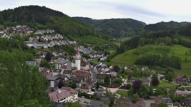Dieses Bild zeigt eine Webcam-Aufnahme von Ottenhöfen, aufgenommen am Montag, den 04.05.2026 um 15:30 Uhr