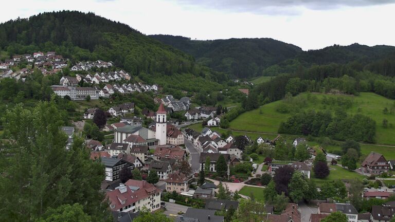 Dieses Bild zeigt eine Webcam-Aufnahme von Ottenhöfen, aufgenommen am Mittwoch, den 13.05.2026 um 13:30 Uhr