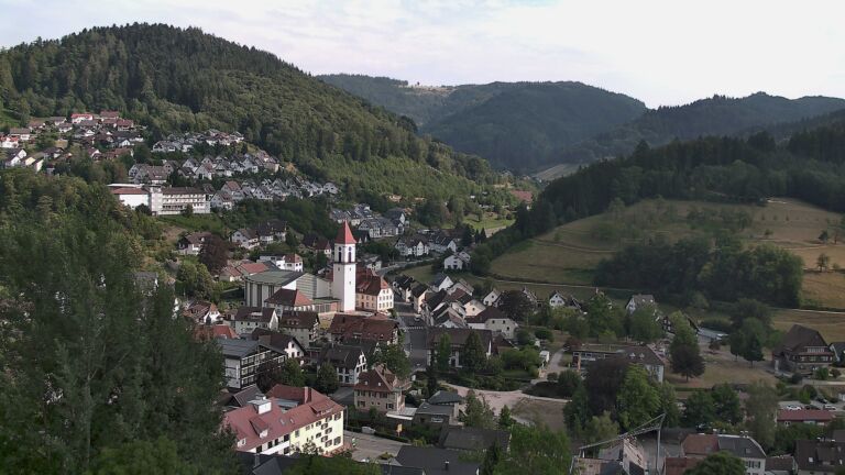 Dieses Bild zeigt eine Webcam-Aufnahme von Ottenhöfen, aufgenommen am Freitag, den 31.07.2026 um 18:00 Uhr