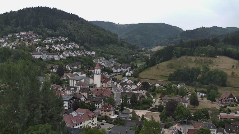 Dieses Bild zeigt eine Webcam-Aufnahme von Ottenhöfen, aufgenommen am Donnerstag, den 30.07.2026 um 17:20 Uhr