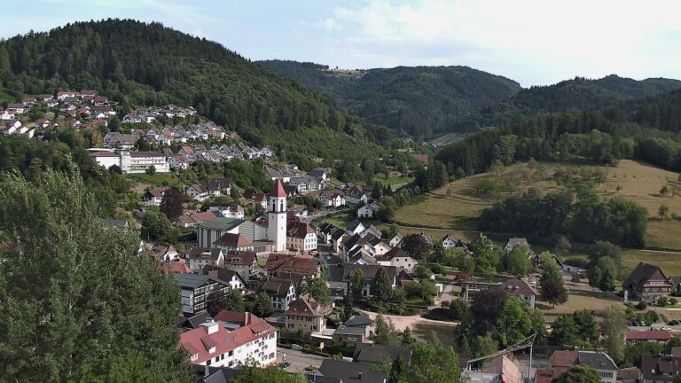 Dieses Bild zeigt eine Webcam-Aufnahme von Ottenhöfen, aufgenommen am Dienstag, den 14.07.2026 um 18:00 Uhr