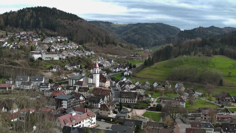 Dieses Bild zeigt eine Webcam-Aufnahme von Ottenhöfen, aufgenommen am Sonntag, den 05.04.2026 um 17:20 Uhr