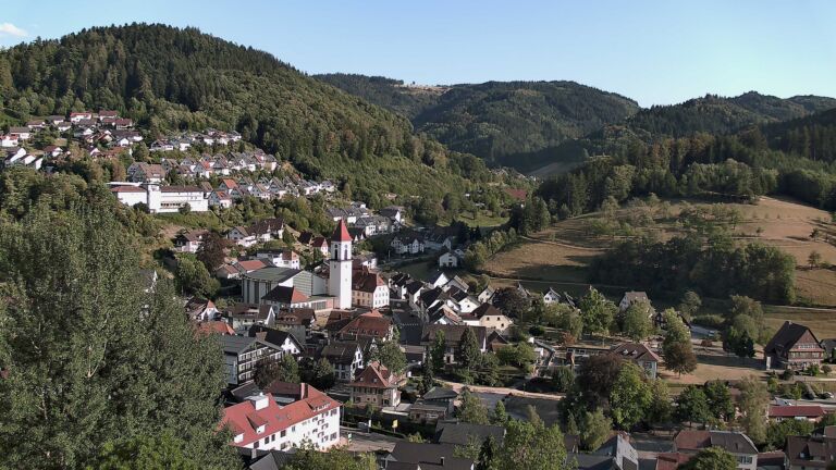 Dieses Bild zeigt eine Webcam-Aufnahme von Ottenhöfen, aufgenommen am Freitag, den 14.08.2026 um 18:40 Uhr