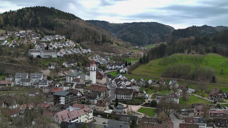 Dieses Bild zeigt eine Webcam-Aufnahme von Ottenhöfen, aufgenommen am Sonntag, den 05.04.2026 um 15:20 Uhr