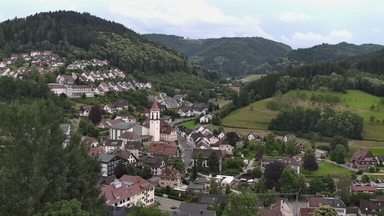 Dieses Bild zeigt eine Webcam-Aufnahme von Ottenhöfen, aufgenommen am Freitag, den 19.06.2026 um 19:30 Uhr