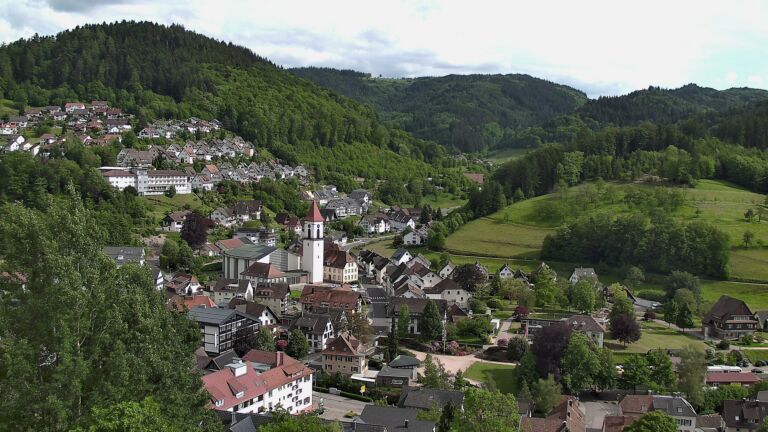 Dieses Bild zeigt eine Webcam-Aufnahme von Ottenhöfen, aufgenommen am Donnerstag, den 21.05.2026 um 17:00 Uhr