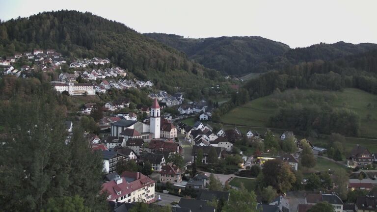 Dieses Bild zeigt eine Webcam-Aufnahme von Ottenhöfen, aufgenommen am Montag, den 12.10.2026 um 19:00 Uhr