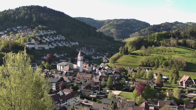Dieses Bild zeigt eine Webcam-Aufnahme von Ottenhöfen, aufgenommen am Samstag, den 25.04.2026 um 08:30 Uhr