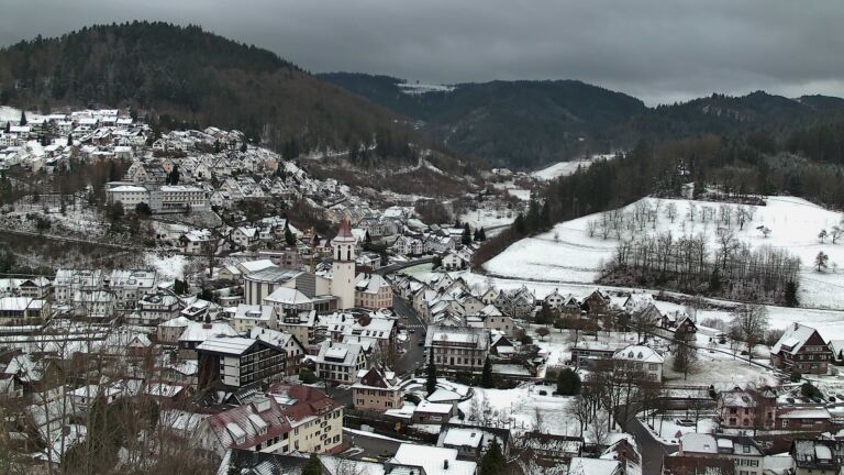 Dieses Bild zeigt eine Webcam-Aufnahme von Ottenhöfen, aufgenommen am Freitag, den 02.01.2026 um 16:00 Uhr