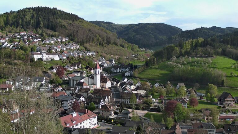 Dieses Bild zeigt eine Webcam-Aufnahme von Ottenhöfen, aufgenommen am Samstag, den 18.04.2026 um 18:20 Uhr