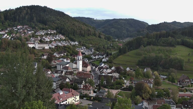 Dieses Bild zeigt eine Webcam-Aufnahme von Ottenhöfen, aufgenommen am Sonntag, den 11.10.2026 um 17:50 Uhr
