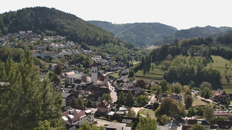 Dieses Bild zeigt eine Webcam-Aufnahme von Ottenhöfen, aufgenommen am Sonntag, den 27.09.2026 um 13:00 Uhr