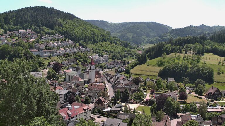 Dieses Bild zeigt eine Webcam-Aufnahme von Ottenhöfen, aufgenommen am Samstag, den 23.05.2026 um 13:50 Uhr