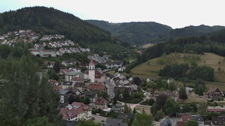 Dieses Bild zeigt eine Webcam-Aufnahme von Ottenhöfen, aufgenommen am Dienstag, den 04.08.2026 um 19:10 Uhr