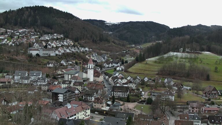 Dieses Bild zeigt eine Webcam-Aufnahme von Ottenhöfen, aufgenommen am Freitag, den 09.01.2026 um 14:00 Uhr