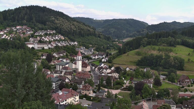 Dieses Bild zeigt eine Webcam-Aufnahme von Ottenhöfen, aufgenommen am Freitag, den 26.06.2026 um 19:10 Uhr