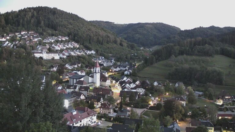 Dieses Bild zeigt eine Webcam-Aufnahme von Ottenhöfen, aufgenommen am Montag, den 12.10.2026 um 19:10 Uhr
