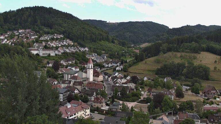Dieses Bild zeigt eine Webcam-Aufnahme von Ottenhöfen, aufgenommen am Montag, den 27.07.2026 um 17:50 Uhr