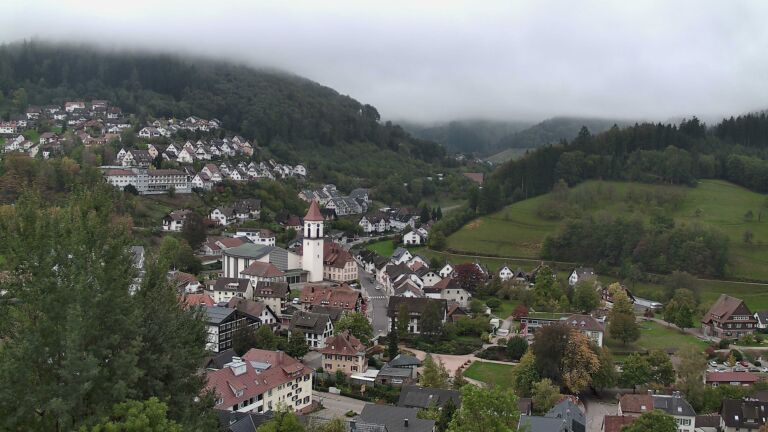 Dieses Bild zeigt eine Webcam-Aufnahme von Ottenhöfen, aufgenommen am Sonntag, den 18.10.2026 um 14:00 Uhr
