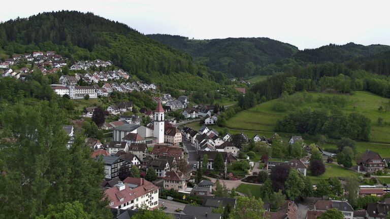 Dieses Bild zeigt eine Webcam-Aufnahme von Ottenhöfen, aufgenommen am Montag, den 18.05.2026 um 18:40 Uhr