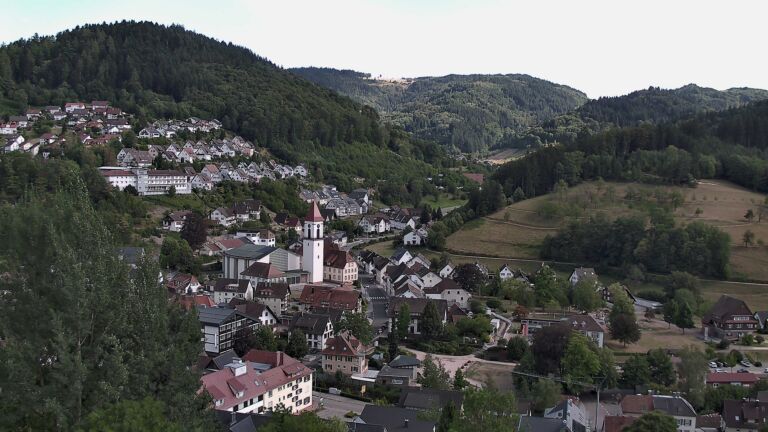 Dieses Bild zeigt eine Webcam-Aufnahme von Ottenhöfen, aufgenommen am Donnerstag, den 06.08.2026 um 16:50 Uhr