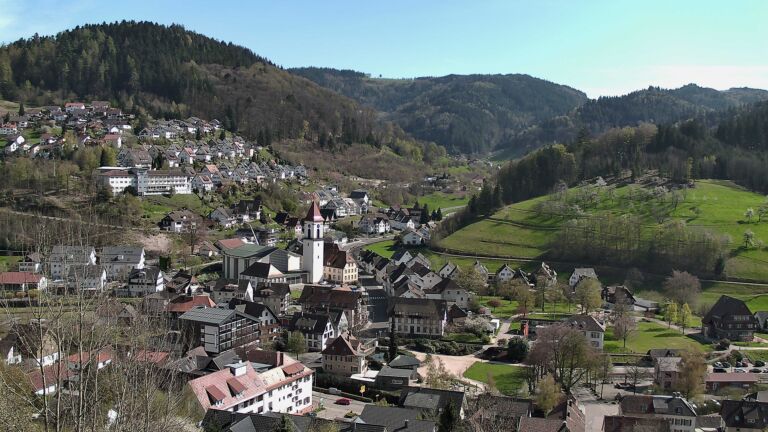 Dieses Bild zeigt eine Webcam-Aufnahme von Ottenhöfen, aufgenommen am Donnerstag, den 09.04.2026 um 16:00 Uhr