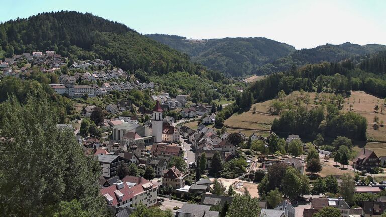 Dieses Bild zeigt eine Webcam-Aufnahme von Ottenhöfen, aufgenommen am Donnerstag, den 13.08.2026 um 13:50 Uhr