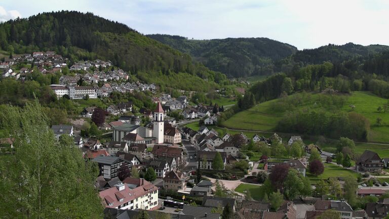 Dieses Bild zeigt eine Webcam-Aufnahme von Ottenhöfen, aufgenommen am Montag, den 27.04.2026 um 16:30 Uhr