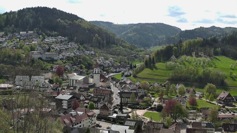 Dieses Bild zeigt eine Webcam-Aufnahme von Ottenhöfen, aufgenommen am Freitag, den 17.04.2026 um 12:20 Uhr