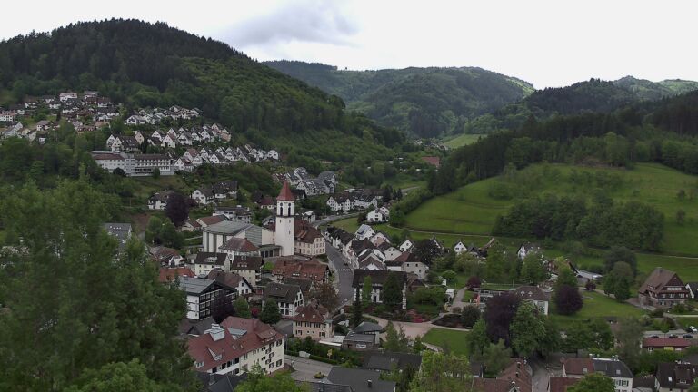 Dieses Bild zeigt eine Webcam-Aufnahme von Ottenhöfen, aufgenommen am Freitag, den 15.05.2026 um 13:20 Uhr