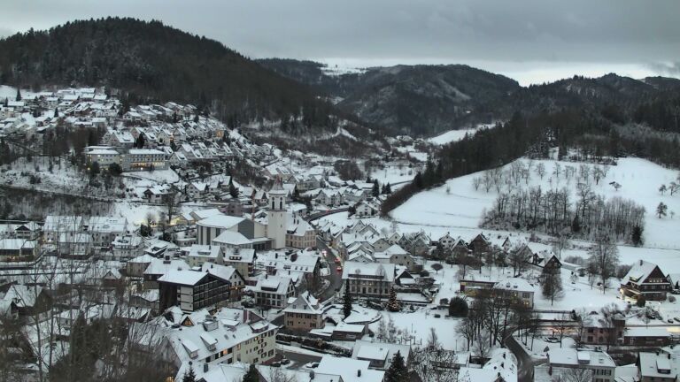 Dieses Bild zeigt eine Webcam-Aufnahme von Ottenhöfen, aufgenommen am Donnerstag, den 08.01.2026 um 08:00 Uhr