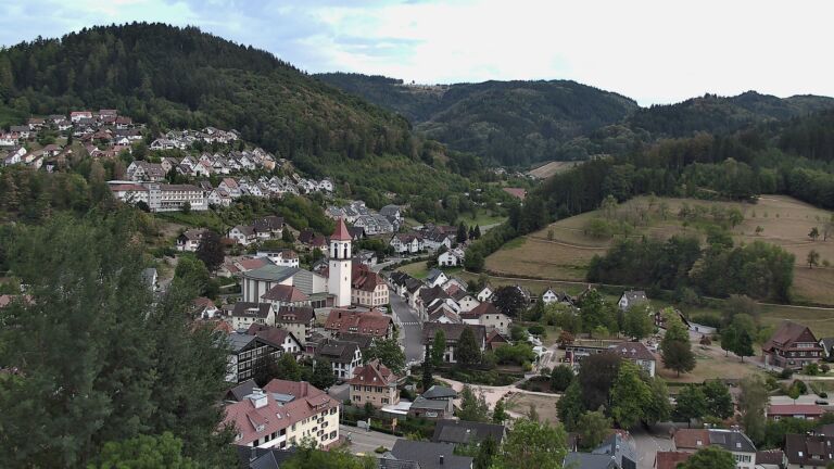 Dieses Bild zeigt eine Webcam-Aufnahme von Ottenhöfen, aufgenommen am Montag, den 24.08.2026 um 19:20 Uhr