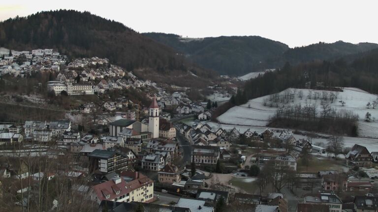 Dieses Bild zeigt eine Webcam-Aufnahme von Ottenhöfen, aufgenommen am Donnerstag, den 01.01.2026 um 16:50 Uhr