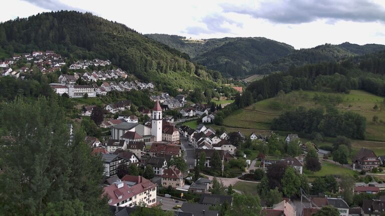 Dieses Bild zeigt eine Webcam-Aufnahme von Ottenhöfen, aufgenommen am Sonntag, den 05.07.2026 um 18:00 Uhr