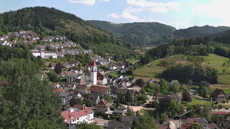Dieses Bild zeigt eine Webcam-Aufnahme von Ottenhöfen, aufgenommen am Freitag, den 26.06.2026 um 17:20 Uhr