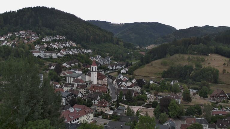 Dieses Bild zeigt eine Webcam-Aufnahme von Ottenhöfen, aufgenommen am Samstag, den 15.08.2026 um 13:30 Uhr