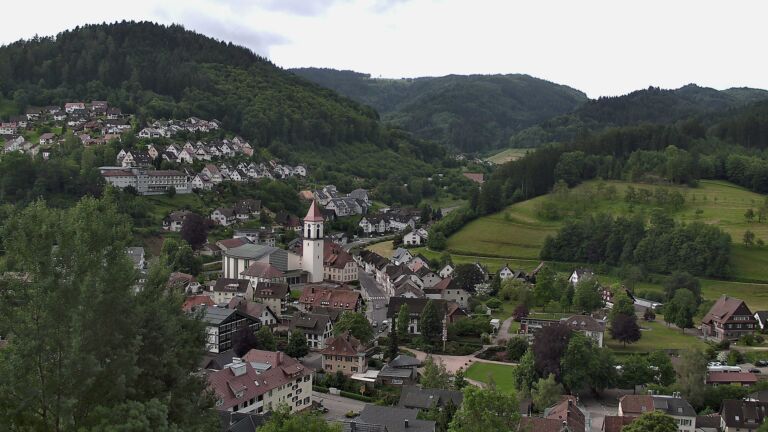 Dieses Bild zeigt eine Webcam-Aufnahme von Ottenhöfen, aufgenommen am Montag, den 01.06.2026 um 08:30 Uhr